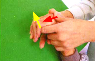 写真：手のこわばりをほぐす他動運動(2)