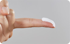 軟膏・クリームは人差し指の先端から1つ目の関節まで