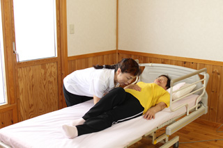 仰向けに寝ている状態から横向きに寝ている状態への体位変換(1)