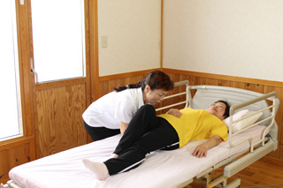 仰向けに寝ている状態から横向きに寝ている状態への体位変換(2)