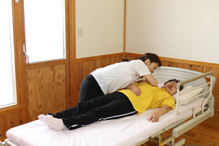 仰向けに寝ている状態から横向きに寝ている状態への体位変換(4)