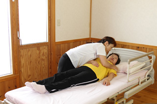 仰向けに寝ている状態から横向きに寝ている状態への体位変換(5)