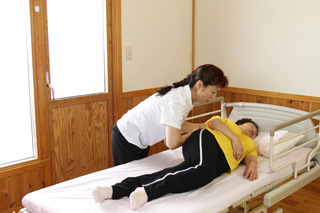 仰向けに寝ている状態から横向きに寝ている状態への体位変換(8)