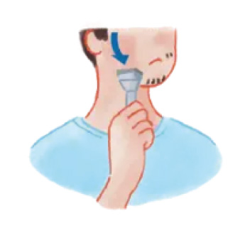 順剃りをする男性
