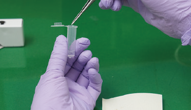 採取した⽖検体をテストチューブに⼊れます。