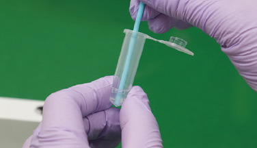 攪拌棒で押しつぶすように攪拌し、1分間以上静置します。