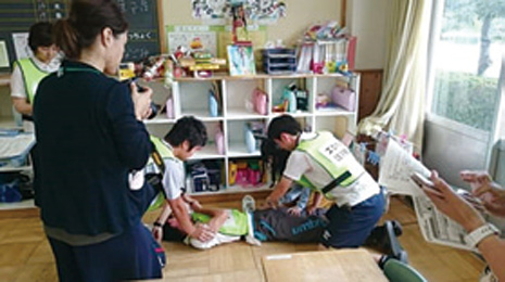 写真.小学校での食物アレルギー緊急時対応研修（「エピペン研修」）の様子