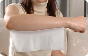 ティッシュが皮膚に付く、または皮膚がテカる程度も使用量の目安になります。 ティッシュが皮膚に付く、または皮膚がテカる程度も使用量の目安になります。