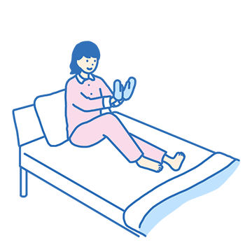 かきむしり防止手袋 をつける女性