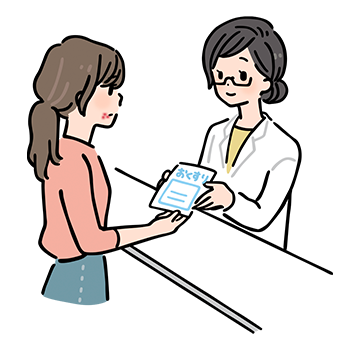 薬を渡す薬剤師(女性)