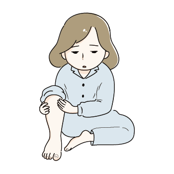 巻き爪を見て落ち込む女性