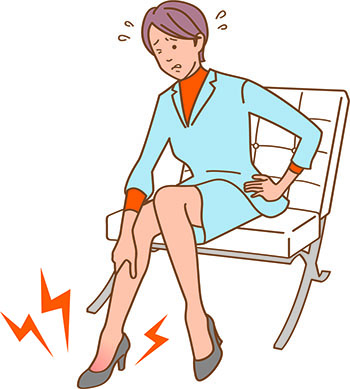 巻き爪の食い込んだ爪が靴に当たって痛がる女性